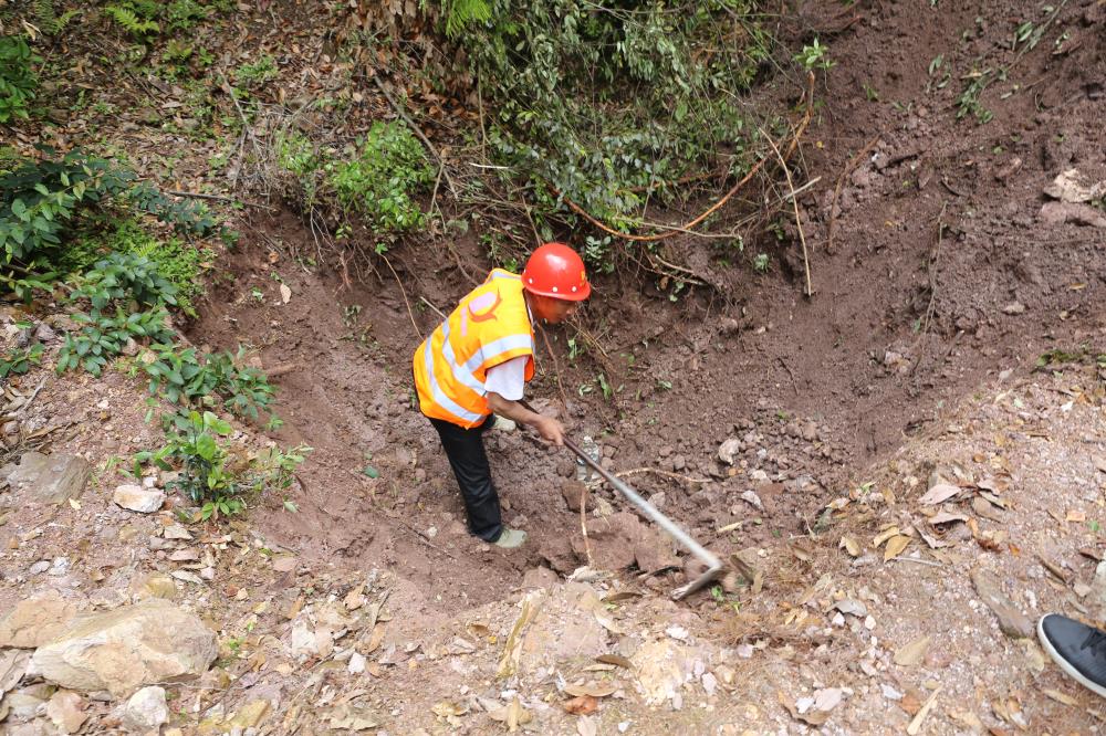 福建易順建筑工程有限公司前往錢園橋大隊塹上村搶險救災(zāi)